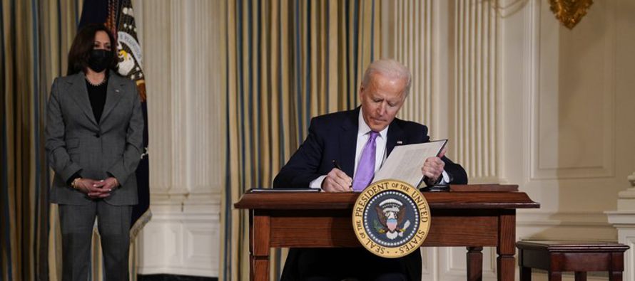 En declaraciones vertidas antes de firmar la orden, Biden dijo que el gobierno estadounidense debe...