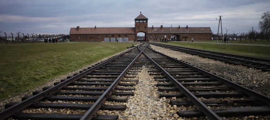 Instituciones en todo el mundo, incluyendo el museo estatal Auschwitz-Birkenau en Polonia, Yad...