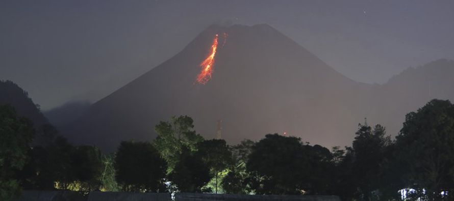Fue el río de lava más largo del Monte Merapi desde que las autoridades elevaron el...