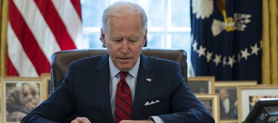 Biden firmó una orden ejecutiva en la que instruyó al mercado HealthCare.gov que...