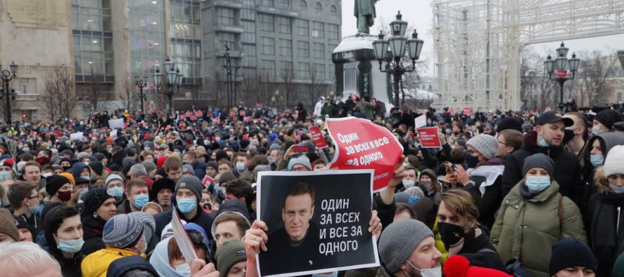 "Salid y no tengáis miedo", ha escrito Navalni en un mensaje publicado en la...