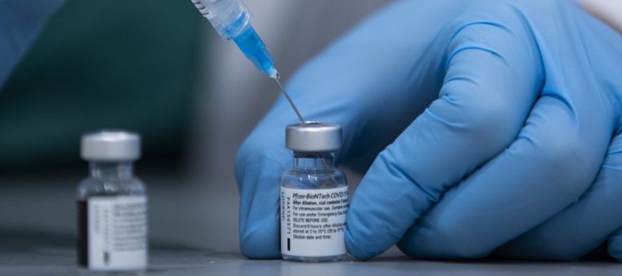 Es el primer envío de vacunas confirmado por Israel a los palestinos, que se han quedado muy...
