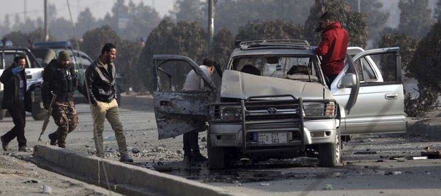 La primera bomba, adosada a un vehículo militar en el centro de Kabul, hirió a dos...