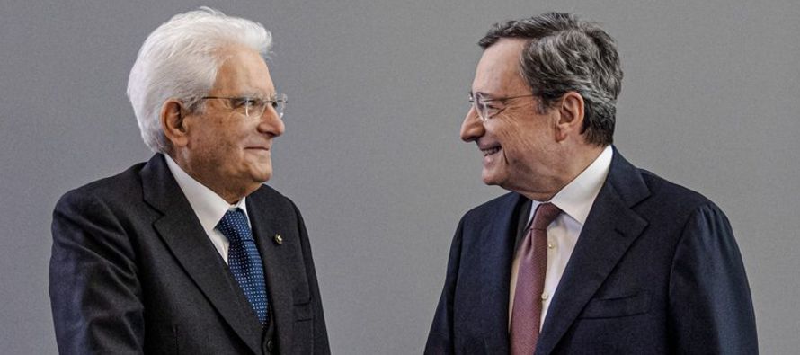 El presidente Sergio Mattarella se reunió con Draghi, a quien se atribuye haber salvado el...