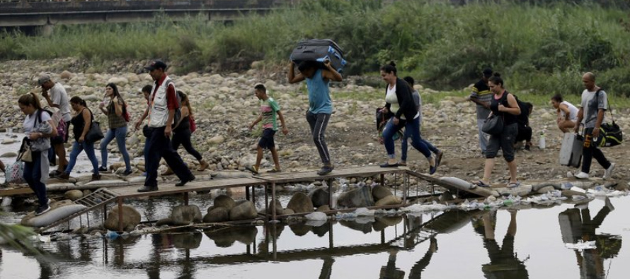 En Colombia hay 1,7 millones de migrantes venezolanos y de éstos sólo 762,000 tienen...