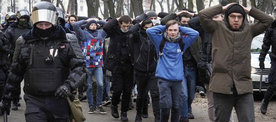 Las enormes protestas se produjeron después de que Navalny, un activista...