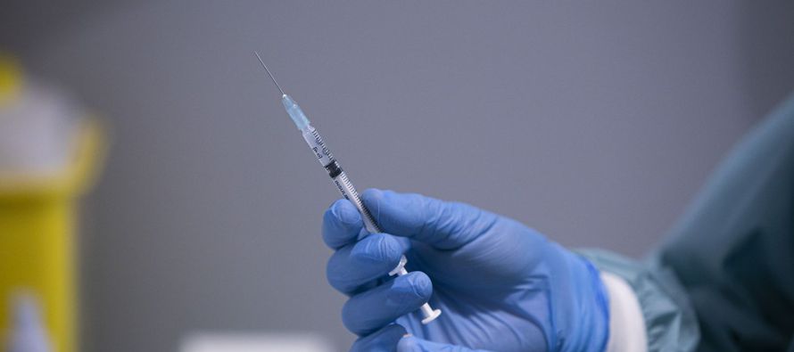 Las dos vacunas aprobadas hasta ahora en la UE, la de Pfizer y BioNTech está indicada a...