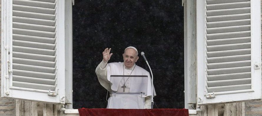  El papa Francisco reanudó el domingo la tradición de saludar a los fieles en la...