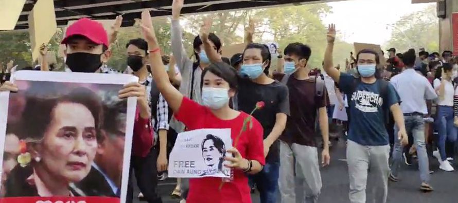 Varias protestas iniciadas en varios puntos de Yangón confluyeron en la Pagoda Sule, en el...