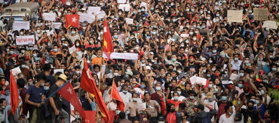 En Rangún, los manifestantes, unos 100,000 según varias estimaciones, se congregaron...
