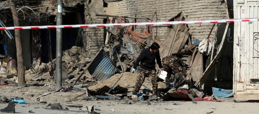 En la capital, Kabul, hombres armados dispararon en el barrio de Bagh-e Daud y mataron a cuatro...