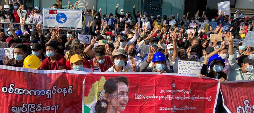 Se reportaron nuevas movilizaciones en Yangón y Mandalay, las dos principales ciudades del...