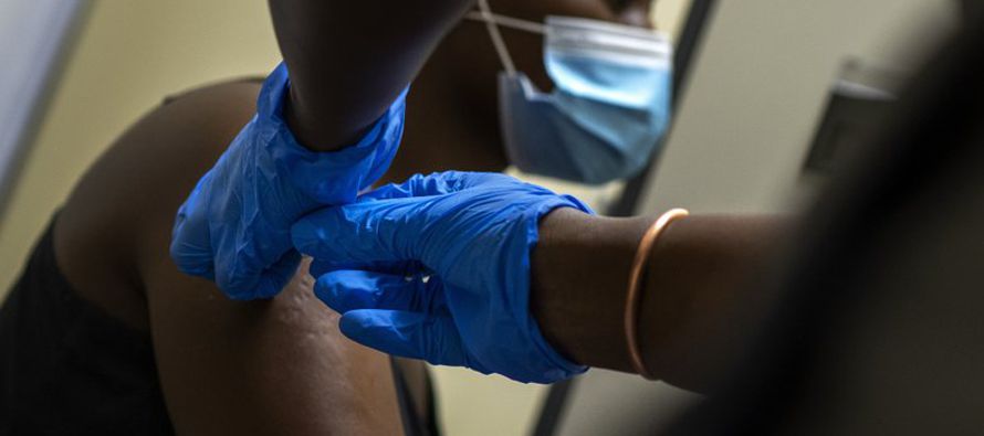 Sudáfrica anunció el miércoles que no usaría la vacuna de AstraZeneca,...
