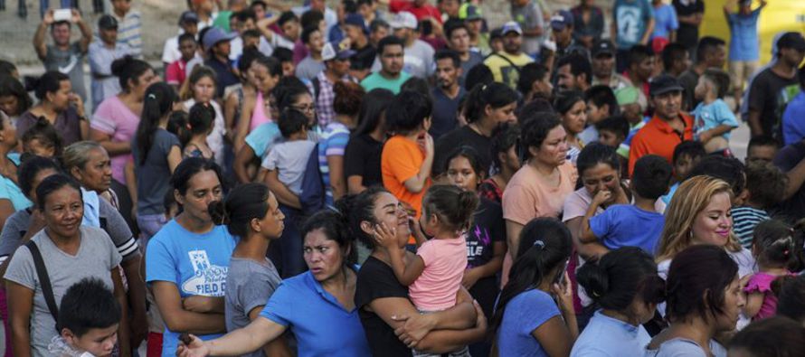 Los primeros de los 25,000 solicitantes de asilo que se estima que están en México...