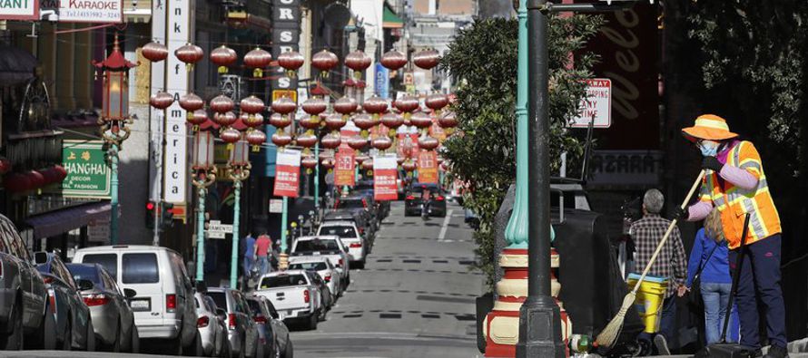 Funcionarios municipales han visitado los barrios chinos de San Francisco y Oakland para responder...