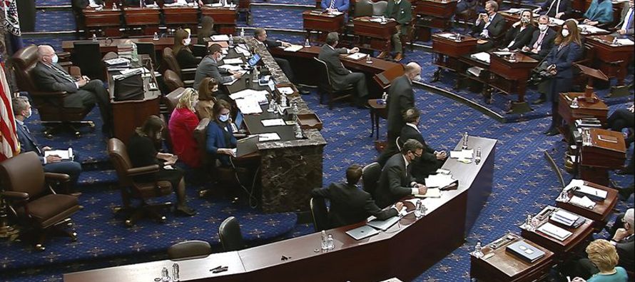 Los senadores se apiñaban en la cámara alta mientras los líderes hablaban con...