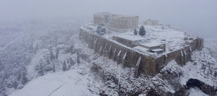 La nieve es habitual en las montañas de Grecia y el norte del país, pero muy rara en...