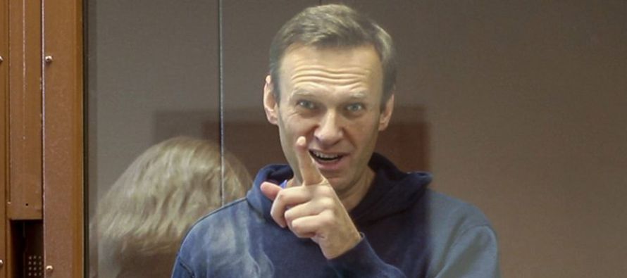 Navalny rechaza la acusación de haber difamado al veterano, quien el año pasado...