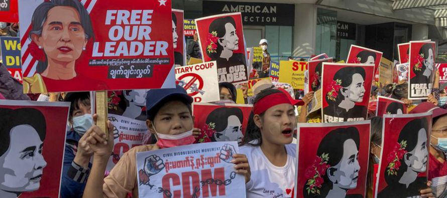 Suu Kyi, que fue derrocada el 1 de febrero en un golpe militar, ya estaba acusada de poseer unos...