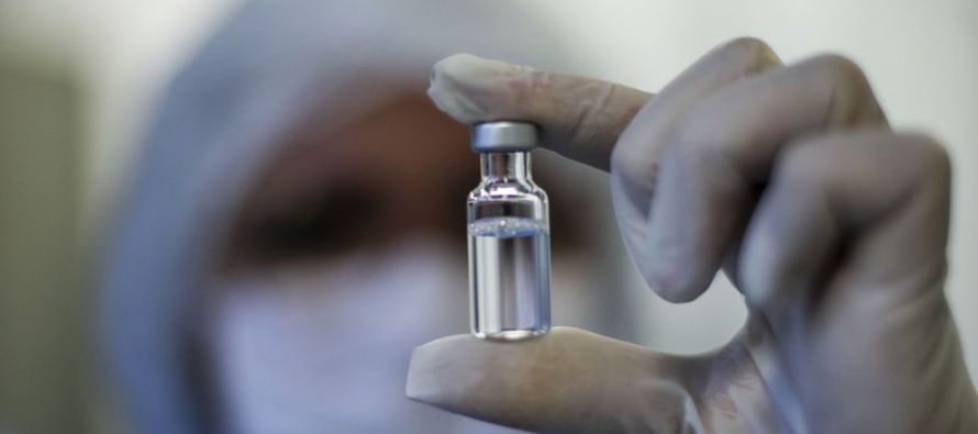 En un comunicado emitido el lunes, la OMS dijo que aprobaba las vacunas de AstraZeneca fabricadas...