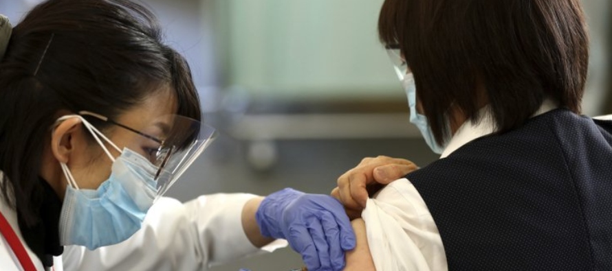 La desconfianza de los japoneses hacia las vacunas viene de décadas atrás. Muchas...