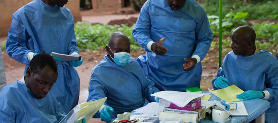 La OMS ha pedido a seis países europeos que declaren el alerta por ébola...
