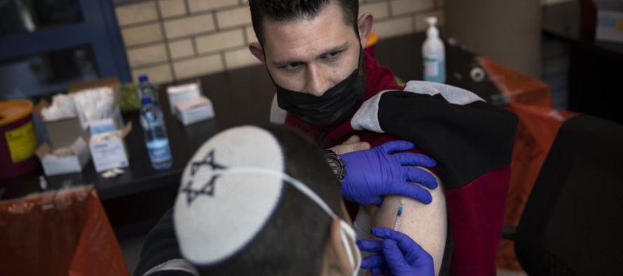 Israel ya adquirió suficientes vacunas para su propia población, pero le quedó...