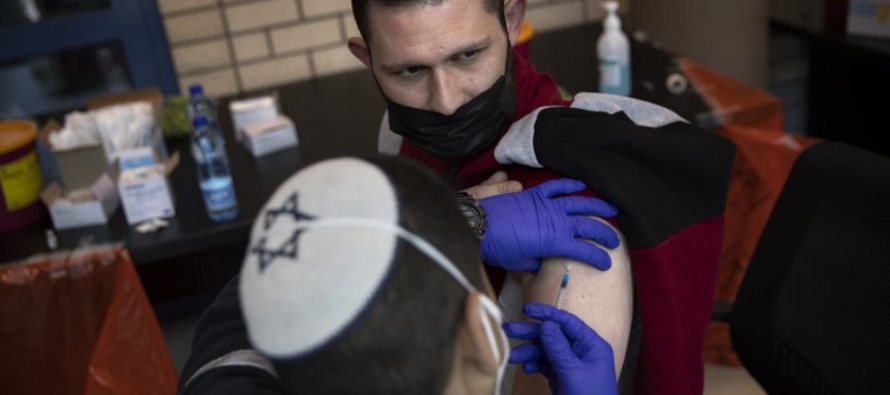Este mes, Israel entregó 2,000 dosis de vacunas Moderna a la Autoridad Palestina para los...