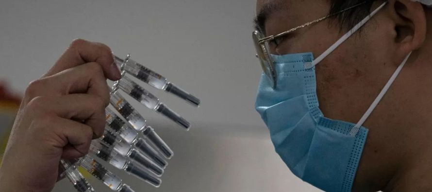 China ya aprobó las dos vacunas que utiliza en su masiva campaña de...