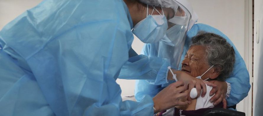 La inmunización de mayores de 80 años en Colombia comenzó el martes en...