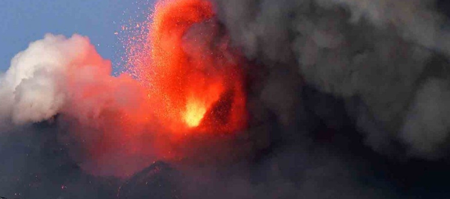 Las imágenes de la erupción mostraban al final de la tarde una impresionante columna...