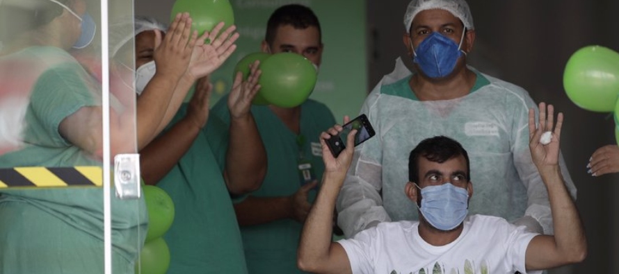 Hasta ahora, Brasil ha inoculado a menos del 4% de su población de 210 millones de personas....
