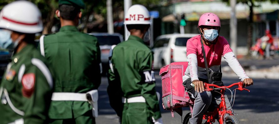 Las fuerzas de seguridad trataron también de impedir las protestas en Mandalay, donde se...