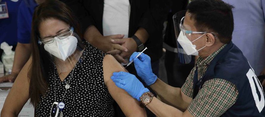 Entre los primeros en llegar para vacunarse en seis hospitales de la Manila metropolitana estaban...