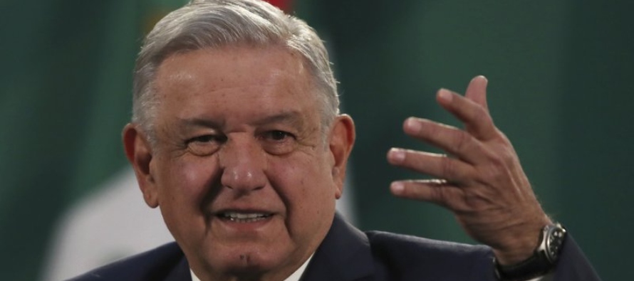 López Obrador, quien disfruta del contacto físico con sus simpatizantes, cosa que no...