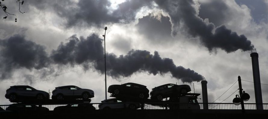 Las emisiones por la generación y el empleo de crudo, gas y carbón subieron un 2% en...
