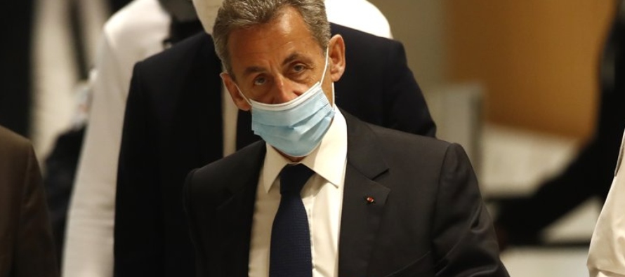 Sarkozy enfrentará otro juicio a finales de este mes junto con otras 13 personas acusadas de...