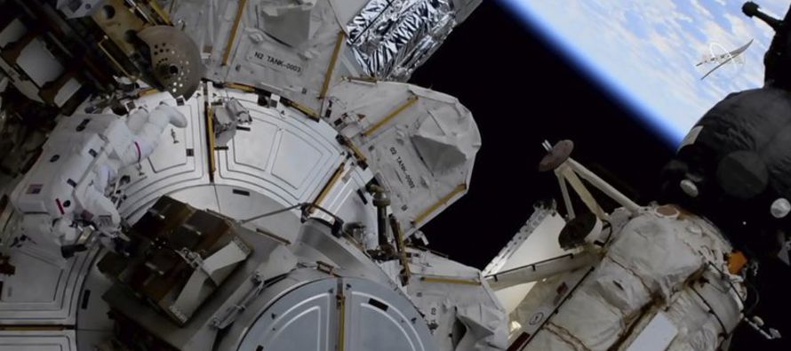 La NASA está mejorando la red eléctrica de la estación espacial para alojar a...
