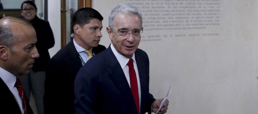 La decisión del fiscal del caso, Gabriel Ramón Jaimes, es una victoria para Uribe,...
