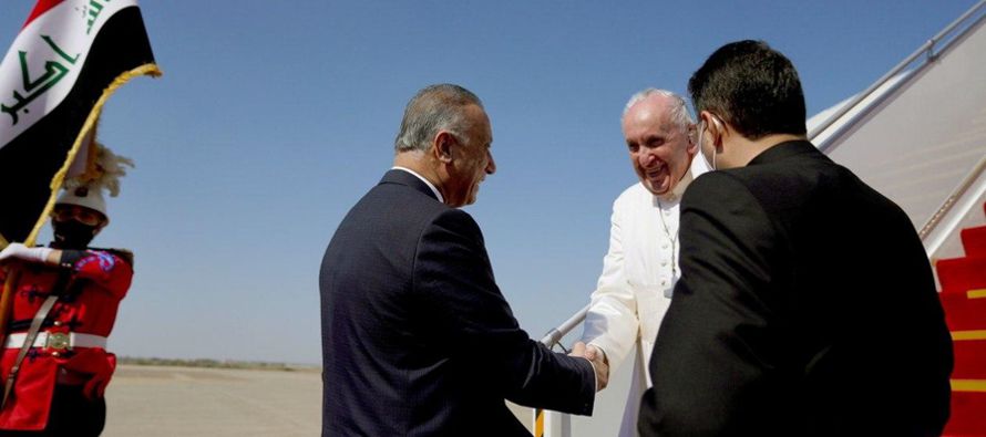 El pontífice, el primero que visita el país, busca acercarse a las minorías...