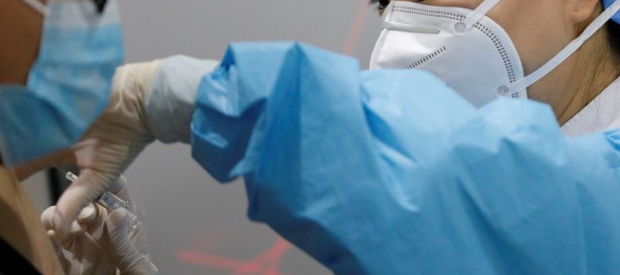 China, que ha aprobado cuatro vacunas desarrolladas localmente para uso público en general,...