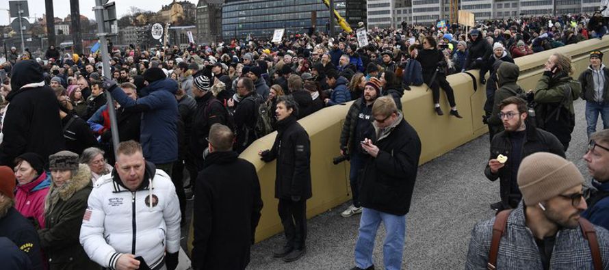 La policía sueca dispersó el sábado a cientos de personas que protestaban en...