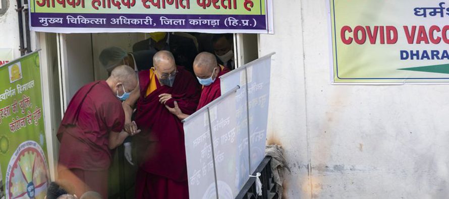 El líder espiritual tibetano, el Dala Lama, de 85 años, recibió el...