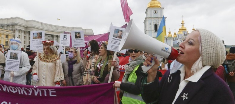 Las participantes en la marcha exigieron que Ucrania se apegue a la Convención de Estambul,...