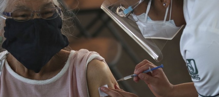 Los expertos en Hong Kong estiman que la eficacia de la vacuna de Sinovac es de aproximadamente...