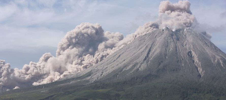 El humo y la ceniza del monte Sinabung, en la provincia de Sumatra del Norte, alcanzaron los 1,000...