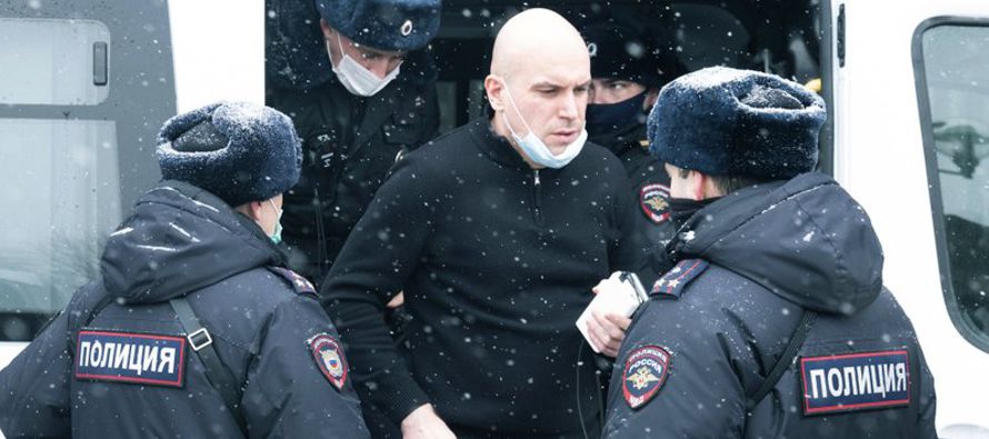 La policía rusa arrestó el sábado a unos 200 participantes de un foro de...