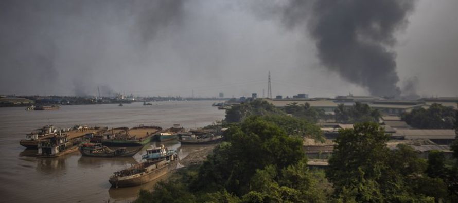 El gobierno de Myanmar despachó a policías y bomberos custodiar las fábricas,...