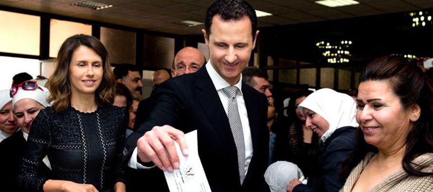 Assad, de 55 años y su esposa Asma, de 45, se han practicado las pruebas y...