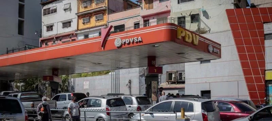 El Gobierno de Nicolás Maduro achaca la escasez a problemas para refinar petróleo...